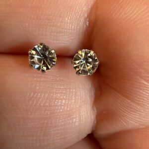 💎4/$20💎Crystal Round Stud Earrings(0.15”)